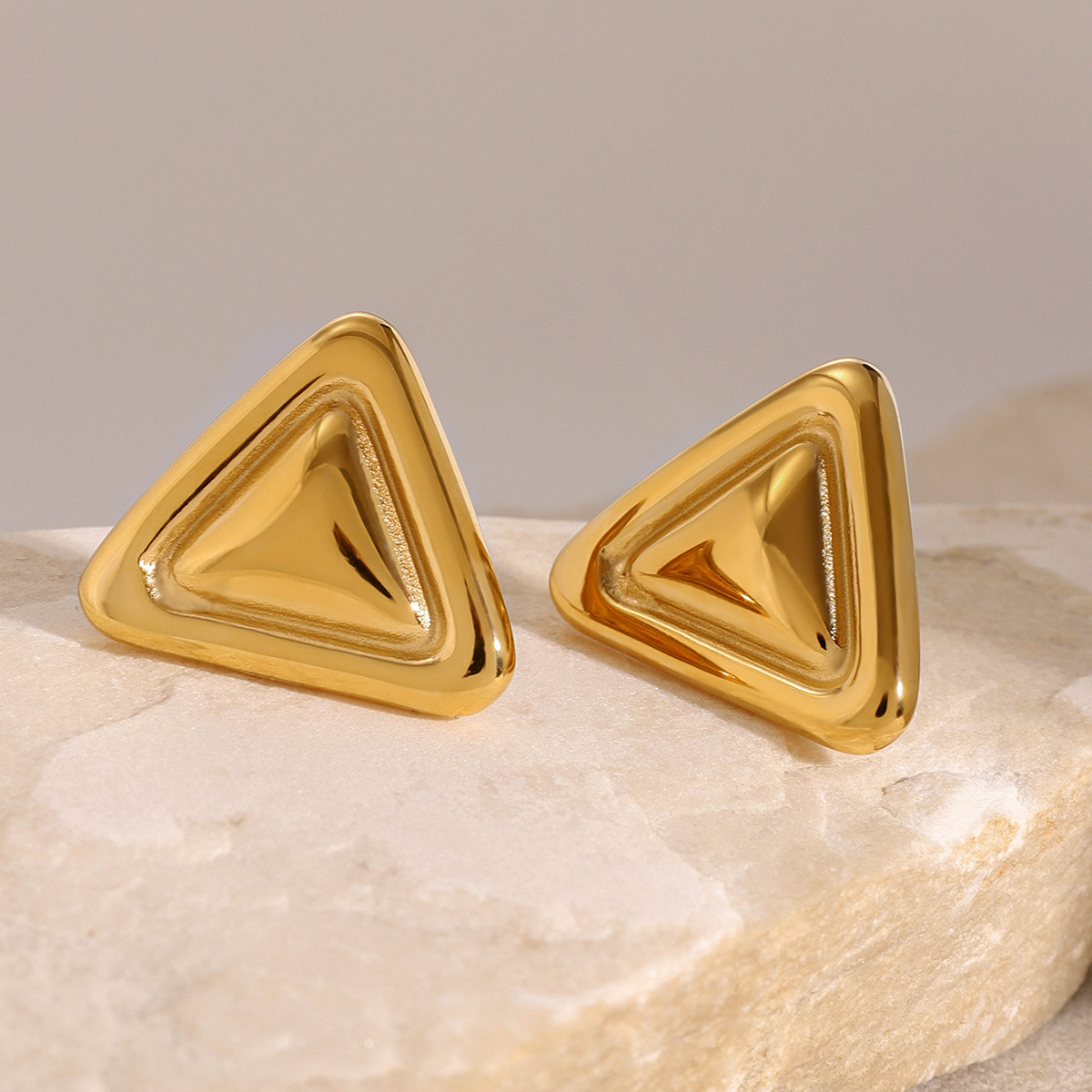 1 par de aretes tipo botón de acero inoxidable chapados en oro de 18 quilates con forma triangular y estilo serie simple para mujer h5 